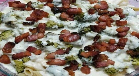 Macarrão-ao-Molho-Branco-com-Bacon-Brócolis